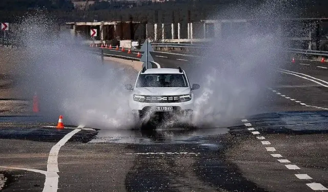 "TRAFİK POLİSLERİNE ZORLU PARKURDA SÜRÜŞ EĞİTİMİ VERİLİYOR"