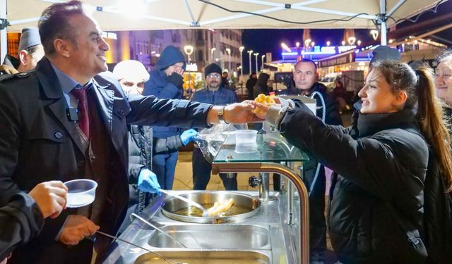 "ORTAHİSAR BELEDİYESİ, DEPREMLERDE HAYATINI KAYBEDENLER İÇİN LOKMA DAĞITTI"