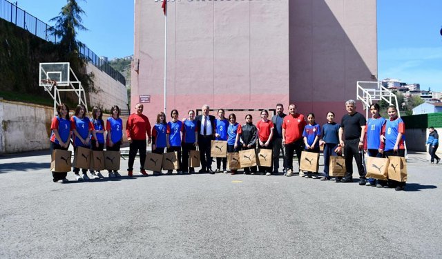 "ORTAHİSAR BELEDİYESİ, FUTSAL ŞAMPİYONU ATA ORTAOKULU’NA MALZEME DESTEĞİ SAĞLADI"