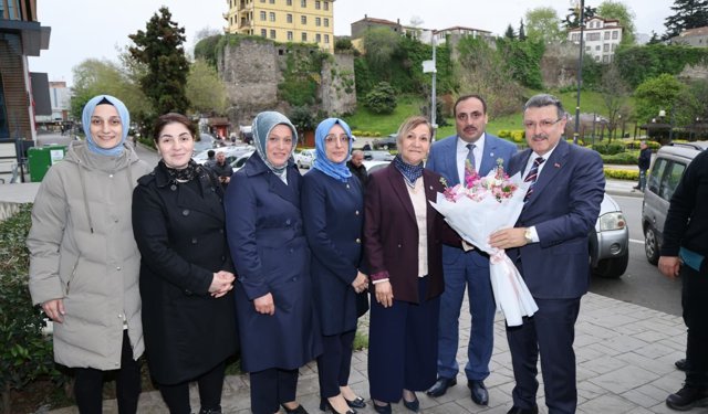 "BAŞKAN GENÇ’TEN HİZMET-İŞ'E ZİYARET"