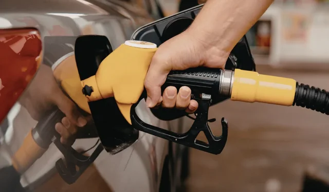 "AKARYAKITA ÇİFTE ZAM BU GECE YANSIYOR: MOTORİNE 7,80 TL ARTIŞ"