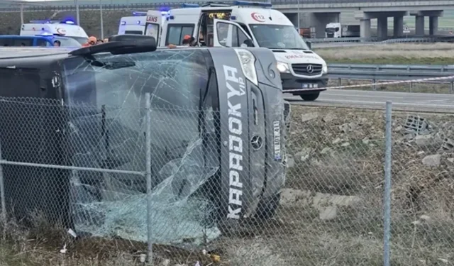 "AKSARAY’DA TUR OTOBÜSÜ DEVRİLDİ: 19 KİŞİ YARALANDI"