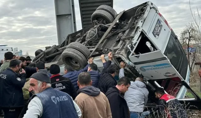 "ANKARA'DA KAZA MİNİBÜS ÜST GEÇİDE ÇARPTI 5 ÖLÜ 14 YARALI"