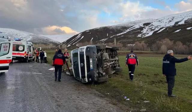 "BİTLİS’TE YOLCU MİNİBÜSÜ DEVRİLDİ: 11 KİŞİ YARALANDI"