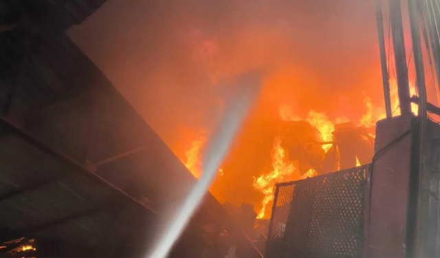 "ADANA’DA GERİ DÖNÜŞÜM FABRİKASINDA KORKUTAN YANGIN"