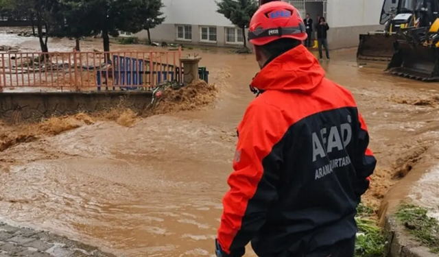 FIRTINA VE YAĞIŞTA CAN KAYBI: 2 ÖLÜ, 33 YARALI
