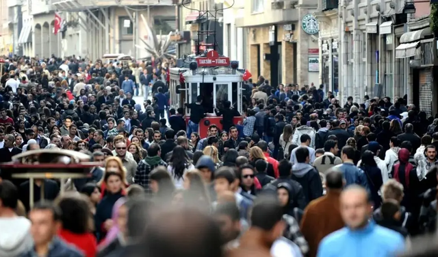 TÜRKİYE’DE GENÇ NÜFUS ORANI DÜŞÜŞÜNÜ SÜRDÜRÜYOR