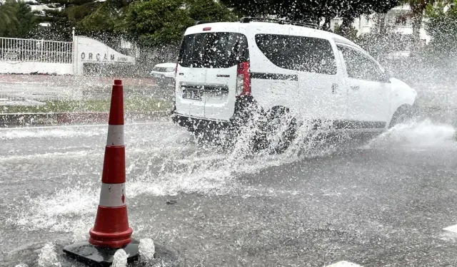 "METEOROLOJİ'DEN 13 İL İÇİN KUVVETLİ YAĞIŞ UYARISI"