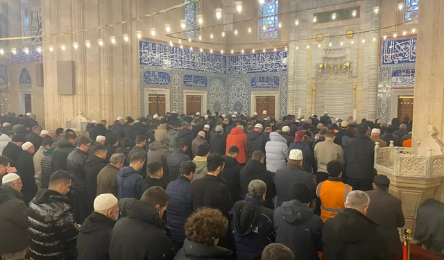 TÜRKİYE BAYRAM SABAHINA CAMİLERDE KAVUŞTU