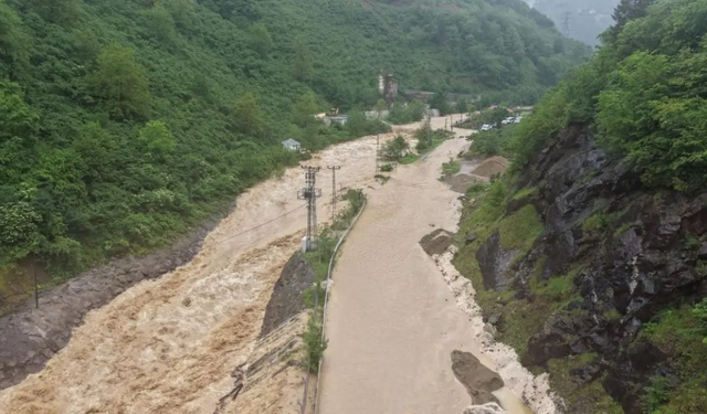 GİRESUN’DA DERE TAŞTI, YOL ULAŞIMA KAPATILDI
