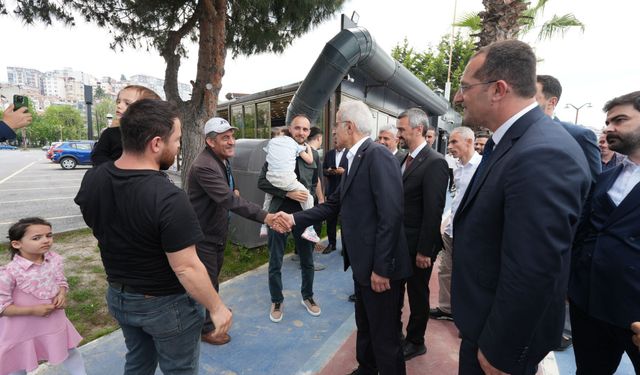 BAKAN URALOĞLU VE BAŞKAN EKİM SAHİLDE VATANDAŞLARLA BAYRAMLAŞTI