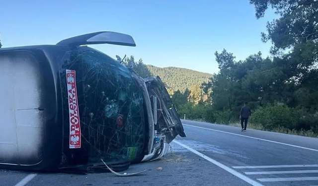 ANTALYA AKSEKİ’DE TUR OTOBÜSÜ İLE OTOMOBİL ÇARPIŞTI: 1 ÖLÜ, 12 YARALI