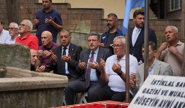 Avni Aker Kabri Başında Anıldı