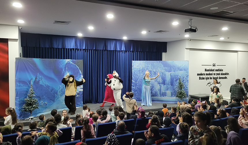 ÇOCUK TİYATROSUNDA SALON DOLDU TAŞTI
