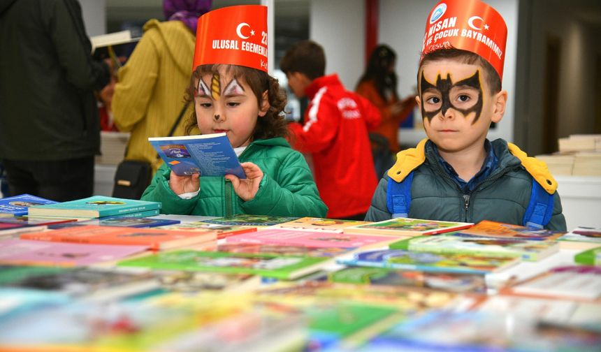 "ÇOCUK KİTAP FUARI VE ÇOCUK FESTİVALİ, BÜTÜN COŞKUSUYLA SÜRÜYOR"