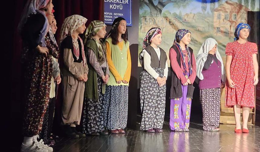 AKÇAABAT'TA “ERKEKLER KÖYÜ-MİHRİBAN" TİYATRO OYUNU SAHNELENDİ