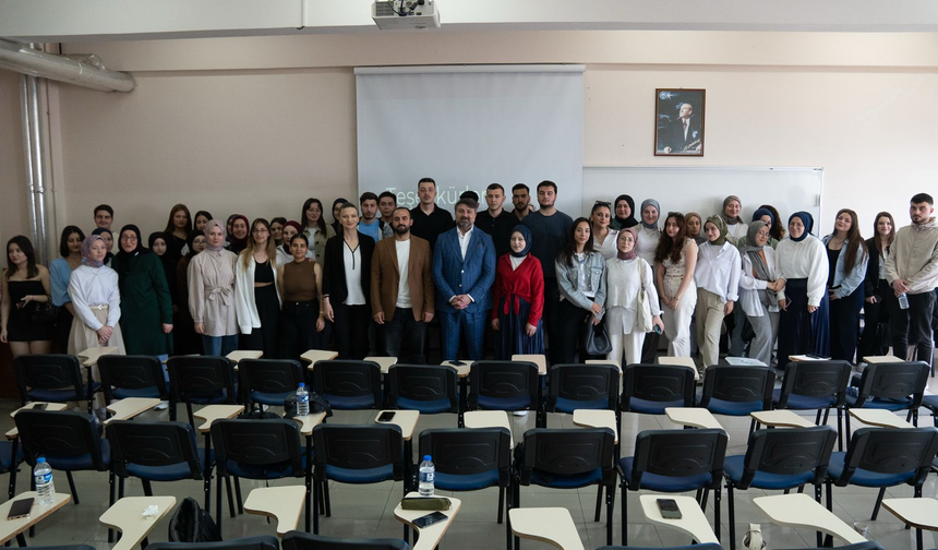 ÜNİVERSİTE ÖĞRENCİLERİNE “SAĞLIK SEKTÖRÜNDE PAZARLAMA İLETİŞİMİ STRATEJİLERİ EĞİTİMİ” VERİLDİ