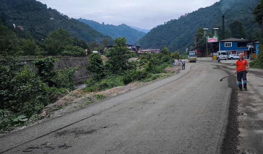 "BÜYÜKŞEHİR, 2 GÜNDE 2 BİN 700 METRE KURU BETON SERDİ"