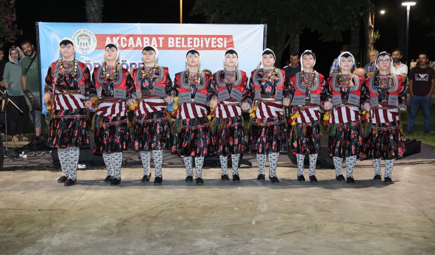 "AKÇAABAT’TA YAZ AKŞAMLARI “YÖRE YÖRE TÜRKÜLER” İLE RENKLENİYOR"