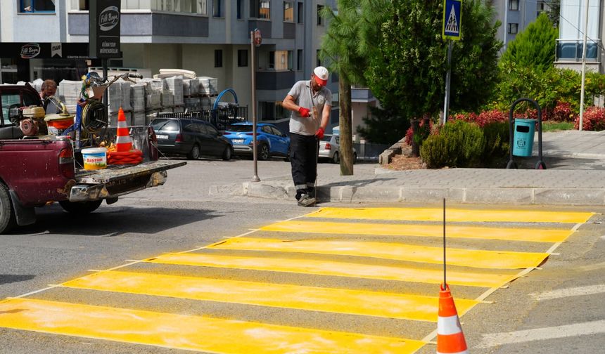 "AKÇAABAT BELEDİYESİ’NDEN YAYA GEÇİTLERİNDE YOĞUN GÜVENLİK ÇALIŞMASI"