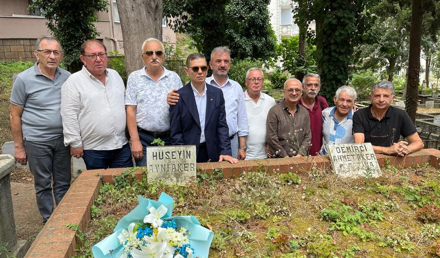 "HÜSEYİN AVNİ AKER TRABZONSPOR DİVAN BAŞKANLIK KURULU TARAFINDAN MEZARI BAŞINDA ANILMIŞTIR"