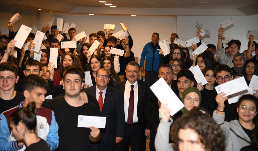 "BÜYÜKŞEHİR’DEN 10 BİN ÖĞRENCİYE DİJİTAL EĞİTİM DESTEĞİ"