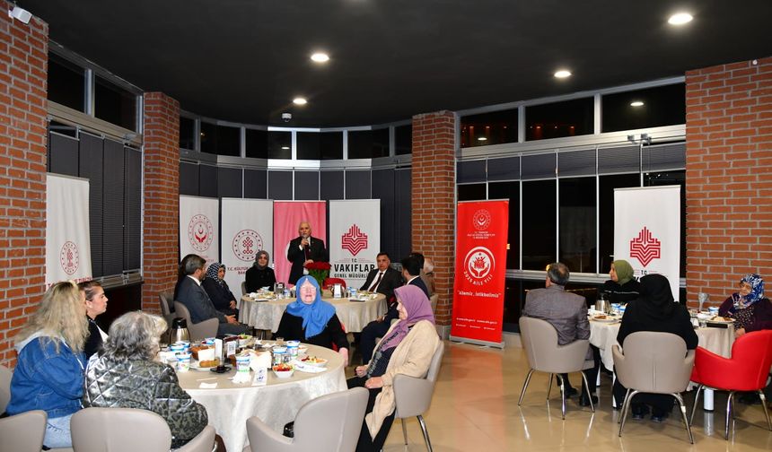 "VALİ YILDIRIM, 1 EKİM DÜNYA YAŞLILAR GÜNÜ’NDE HUZUREVİ SAKİNLERİYLE BİR ARAYA GELDİ"