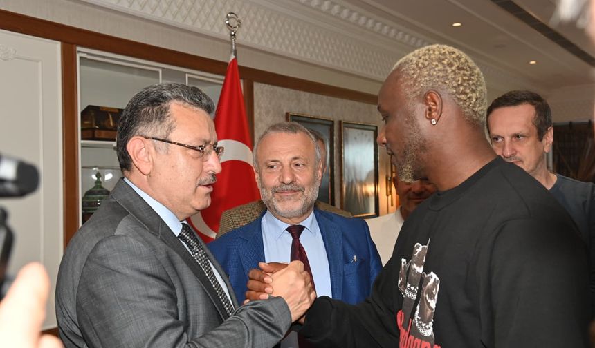 "BAŞKAN GENÇ, EFSANE FUTBOLCULARI AĞIRLADI"