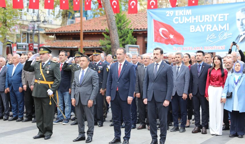 "AKÇAABAT’TA 29 EKİM CUMHURİYET BAYRAMI ÇELENK SUNMA TÖRENİ YAPILDI"