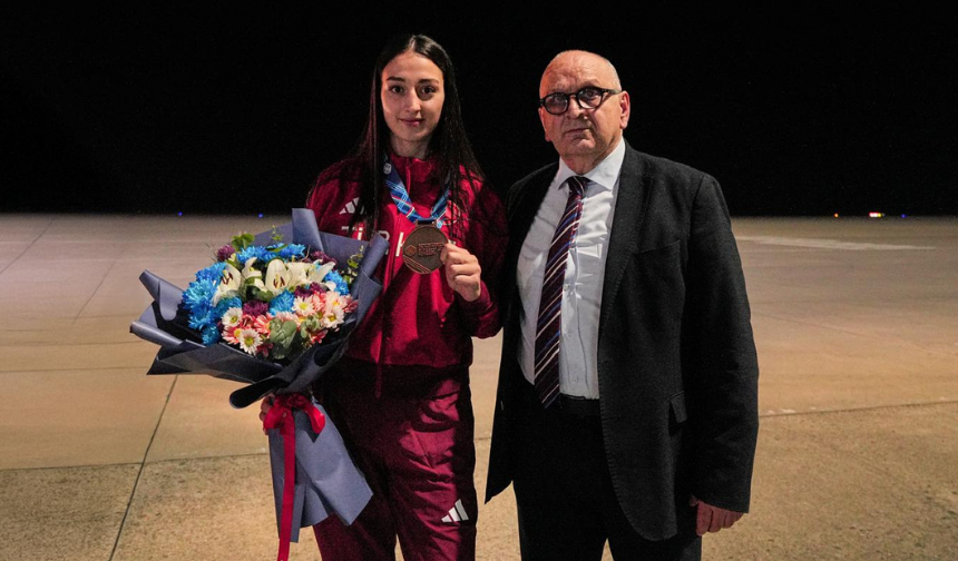 "AVRUPA ÜÇÜNCÜSÜ DİLARA SAK, TRABZON'DA COŞKUYLA KARŞILANDI"