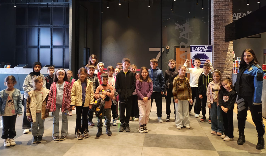 “TOPLUM DESTEKLİ POLİSLERDEN SİNEMA İLE TANIŞMAMIŞ ÇOCUKLARA ANLAMLI ETKİNLİK”