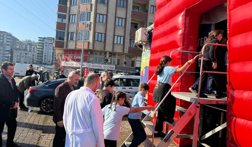 "BİLİM TIRLARI OF’TA ÖĞRENCİLERİN HİZMETİNE AÇILDI"