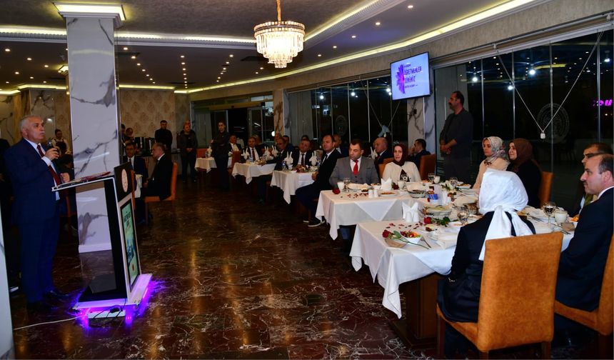 "VALİ YILDIRIM VE HANIMEFENDİ ÖĞRETMENLERLE BİR ARAYA GELDİ"