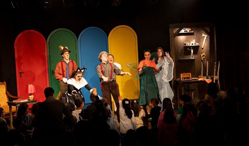 "AKÇAABAT BELEDİYESİ’NDEN MİNİKLERE TİYATRO ŞÖLENİ"