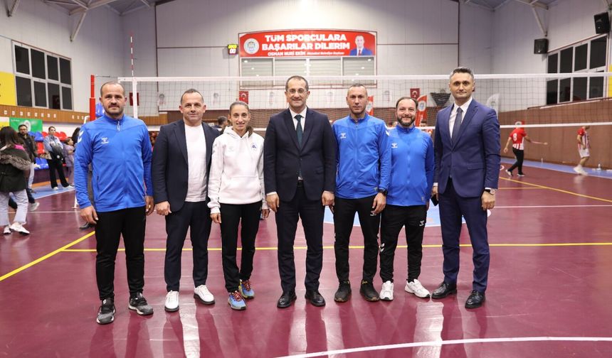 "24 KASIM ÖĞRETMENLER GÜNÜ VOLEYBOL TURNUVASI SONA ERDİ"