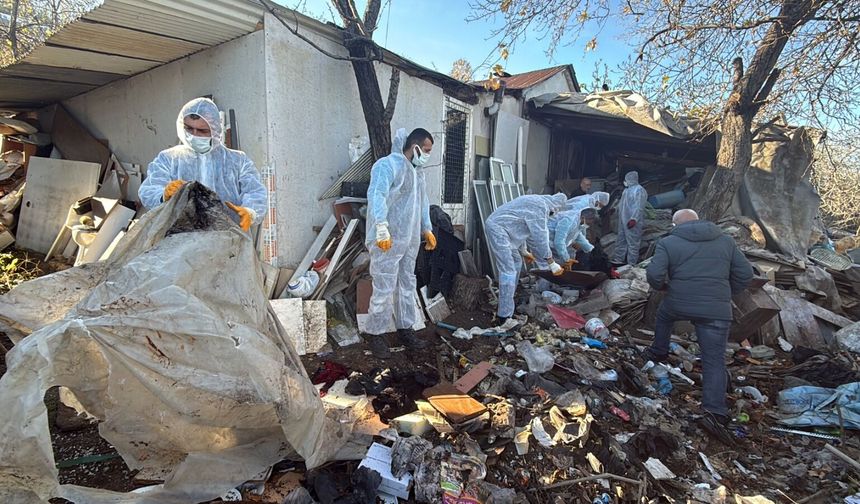 "ORTAHİSAR’DA 3 ÇÖP EV BOŞALTILDI, TONLARCA ATIK ÇIKARILDI"