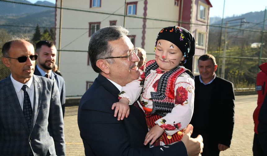 "BÜYÜKŞEHİR ŞALPAZARI'NDA ÖĞRENCİLERİ SEVİNDİRDİ"