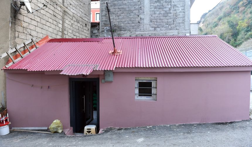 "ORTAHİSAR BELEDİYESİ, İHTİYAÇ SAHİBİ VATANDAŞIN EVİNİ YENİLEDİ"