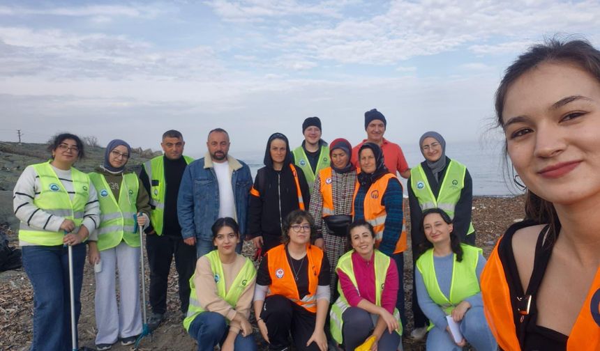 "BÜYÜKŞEHİR EKİPLERİNDEN SAHİL TEMİZLİĞİ ÇALIŞMASI"