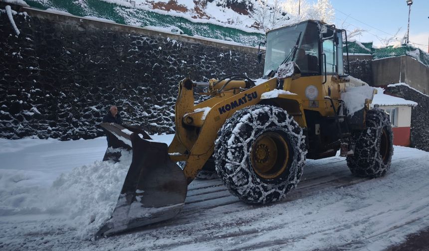 "BÜYÜKŞEHİR EKİPLERİ KARLA MÜCADELEYİ SÜRDÜRÜYOR"