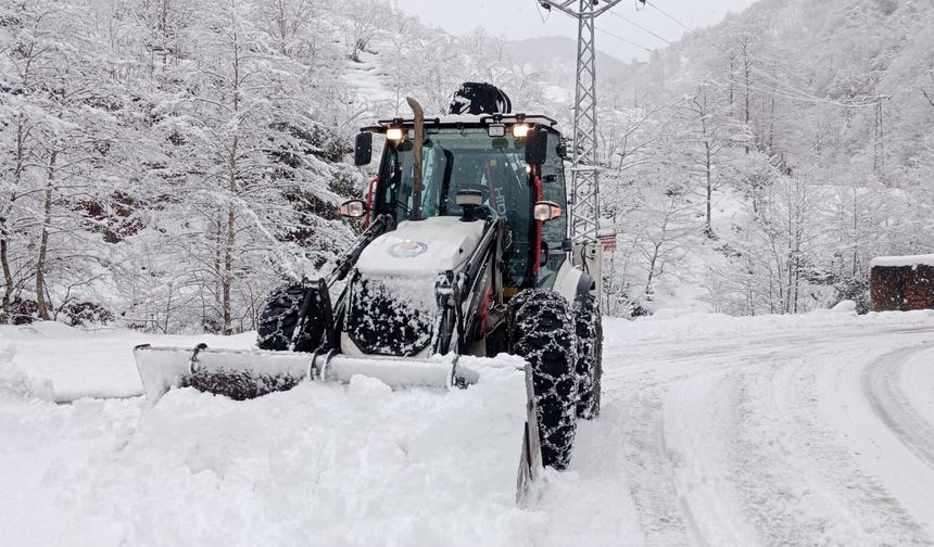 "TRABZON’DA 70 MAHALLE YOLU ULAŞIMA KAPANDI"