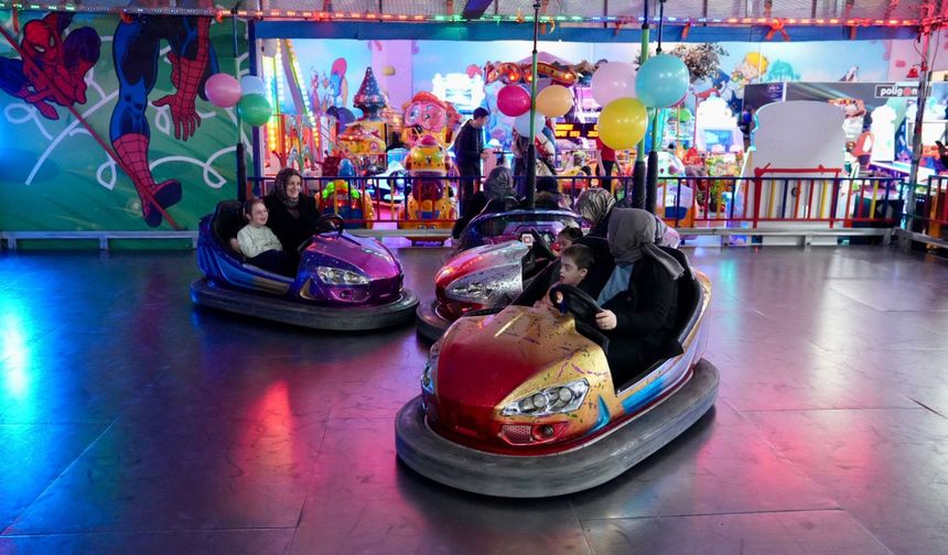 "ÖZEL BİREYLER NEŞELİ SAATLER İLE ÇOK MUTLU"