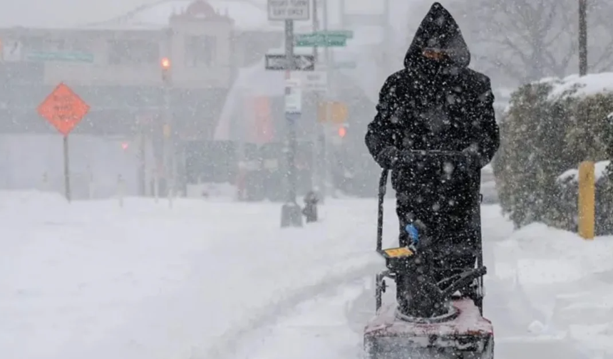 “ABD’DE KAR ALARMI: 5 BİNDEN FAZLA UÇUŞ İPTAL EDİLDİ”
