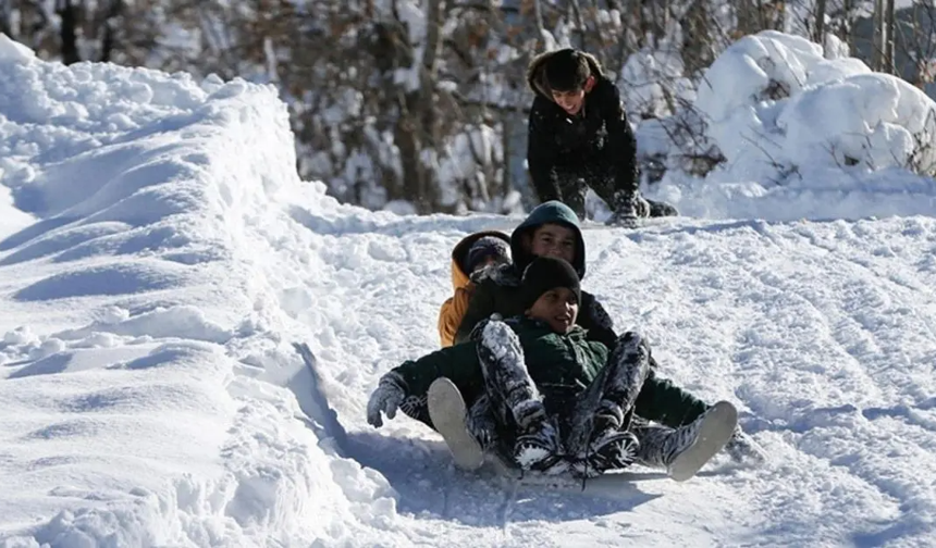 "YOĞUN KAR YAĞIŞI EĞİTİMİ DURDURDU: 8 İLDE OKULLAR TATİL"