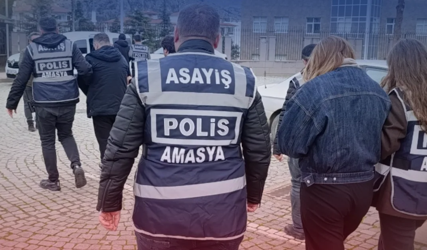 "KREDİ KARTI BİLGİLERİYLE 2,1 MİLYON TL'LİK DOLANDIRICILIK: 3 TUTUKLAMA"