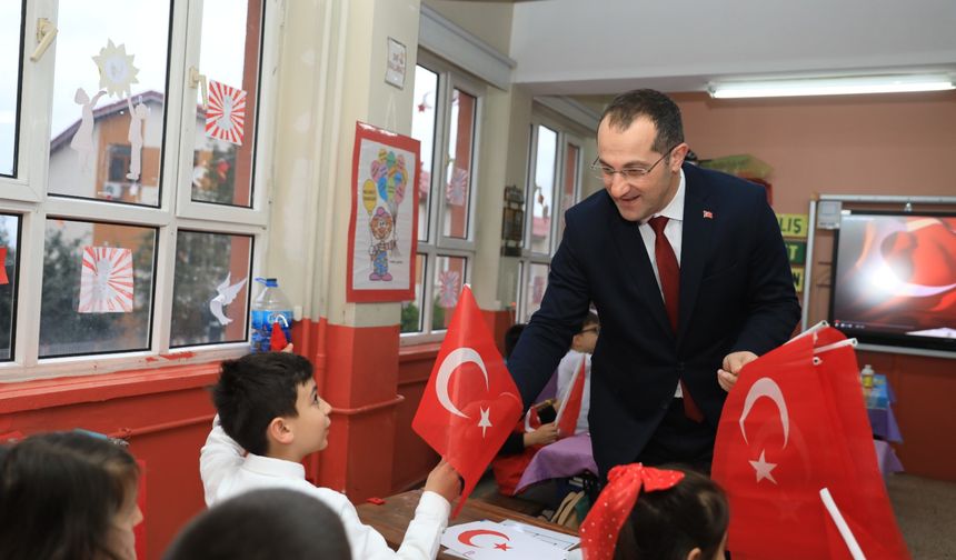"BAŞKAN EKİM’DEN YENİ DÖNEMİN İLK GÜNÜNDE ÖĞRENCİLERE TÜRK BAYRAĞI"