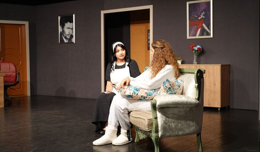 "AKÇAABAT BELEDİYESİ TİYATROSU’NUN YENİ OYUNU “VARİLDEKİ ADAM” İZLEYİCİLERDEN TAM NOT ALDI"