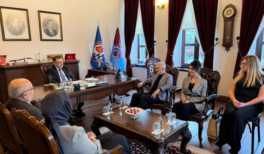 "TÜRKİYE DİL VE EDEBİYAT DERNEĞİ TRABZON ŞUBESİ BAŞKAN GENÇ’E ZİYARET GERÇEKLEŞTİRDİ"