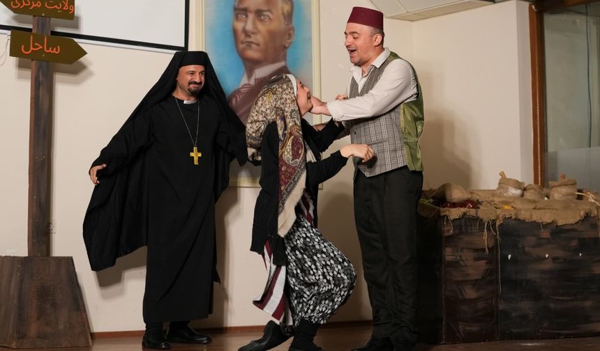 "İLÇELERDE TİYATRO ŞÖLENİ SÜRÜYOR"