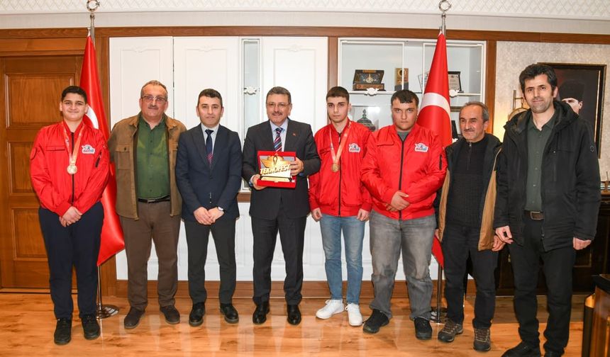 "TEKNOFEST ŞAMPİYONLARINDAN BAŞKAN GENÇ’E ZİYARET"